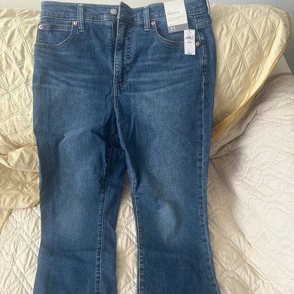 NWT Gap High Rise Kick Fit Jeans Size 31 / 12R - Picture 2 of 6